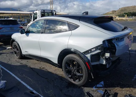 2023 Ford Mustang Mach-E Premium z USA, uszkodzony, nr VIN 3FMTK3R75PMA80665